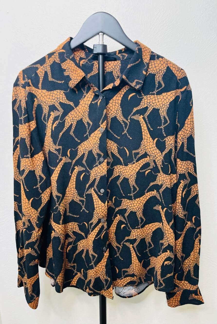 Women’s Black Giraffe Print Button-Down Shirt Long Sleeve Animal Print Safari Ma